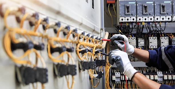 Professional Electrician technician working in Lake Forest, IL